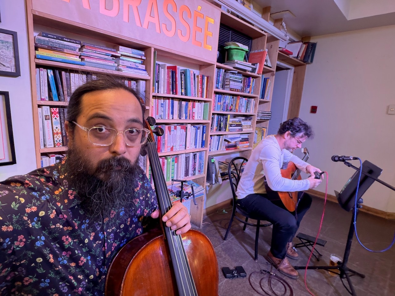 Jun-Dai au violoncelle, Rodolphe à la guitare — La Brassée, 21 août 2026